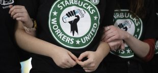 Trabalhadores da Starbucks lutando por um sindicato unem forças. O Supremo Tribunal está a ouvir os argumentos da Starbucks contra o NLRB, que tem decidido consistentemente a favor dos trabalhadores. Foto: People's World