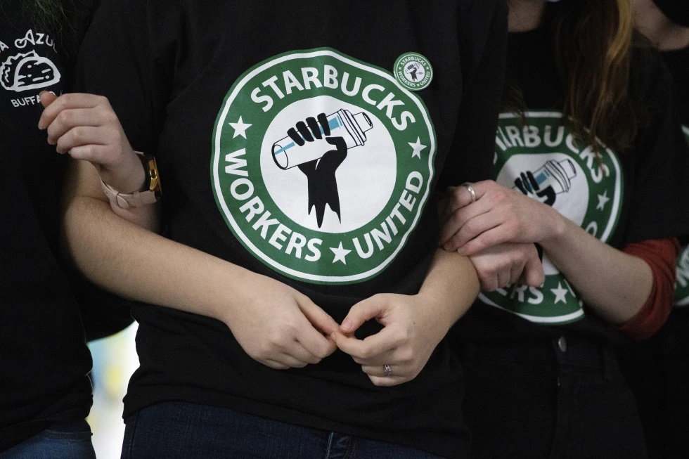 Trabalhadores da Starbucks lutando por um sindicato unem forças. O Supremo Tribunal está a ouvir os argumentos da Starbucks contra o NLRB, que tem decidido consistentemente a favor dos trabalhadores. Foto: People's World