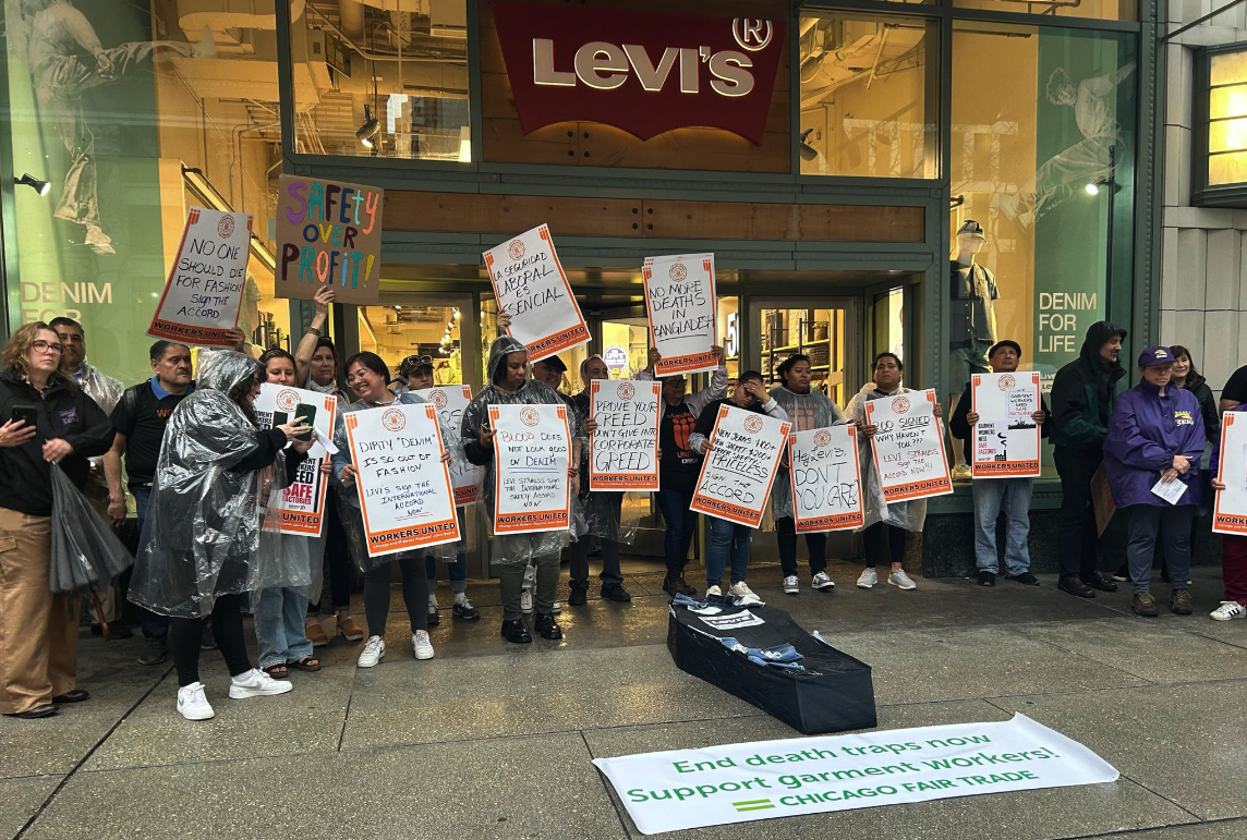 Sindicalistas protestaram contra práticas abusivas da marca de roupas Levi´s Strauss, em Chicago, dia 16/4/24. Foto: Chicago Federation of Labor
