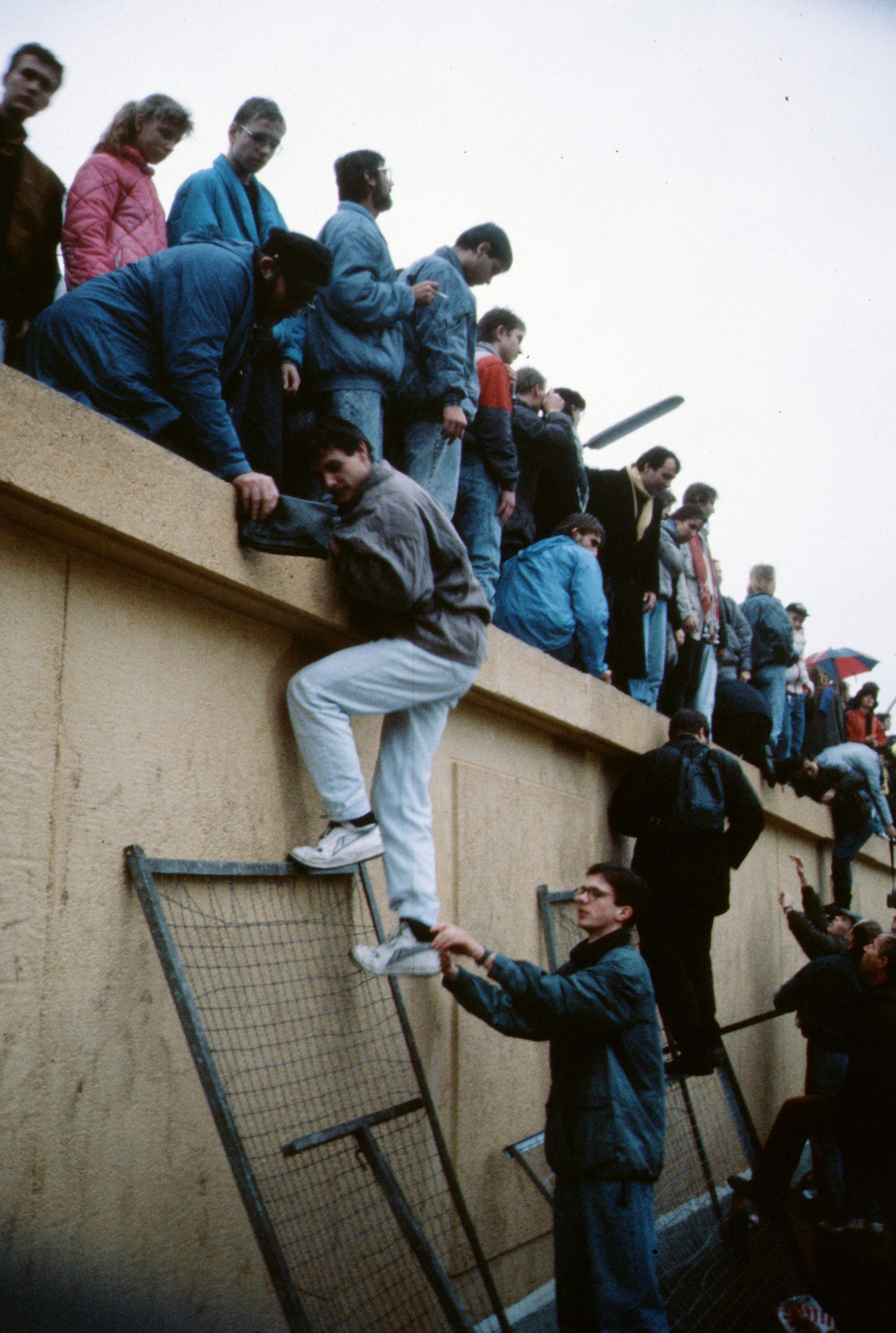 Muro de Berlim é derrubado em novembro de 1989. Foto: Raphaël Thiémard (Wikipedia).