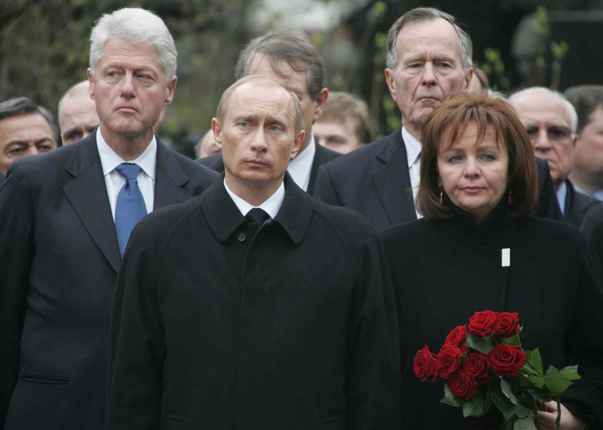 Era pós Guerra Fria: Ex-presidentes dos EUA, George H.W. Bush e Bill Clinton, atrás, Presidente russo, Vladimir Putin, e sua ex-esposa Lyudmila no funeral de Boris Yeltsin, em Moscou, abril de 2007. Foto: ITAR-TASS, Presidential Press Service.