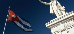 Lutar contra o embargo à Cuba é honrar a memória de José Martí. Estátua de José Martí em Cuba. Foto Wikipedia