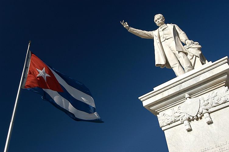 Lutar contra o embargo à Cuba é honrar a memória de José Martí. Estátua de José Martí em Cuba. Foto Wikipedia