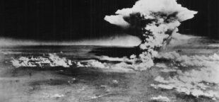 Imagem da nuvem atômica de Hiroshima, que se acredita ter sido formada cerca de 30 minutos após a detonação a cerca de 10 km a leste do hipocentro.