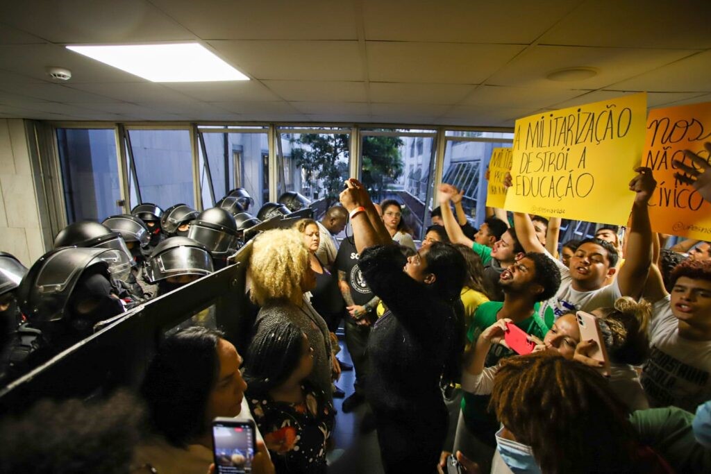 Estudantes sofreram violenta repressão em ação desastrosa da polícia, na votação que aprovou escolas cívico-militares em São Paulo. Foto: UBES