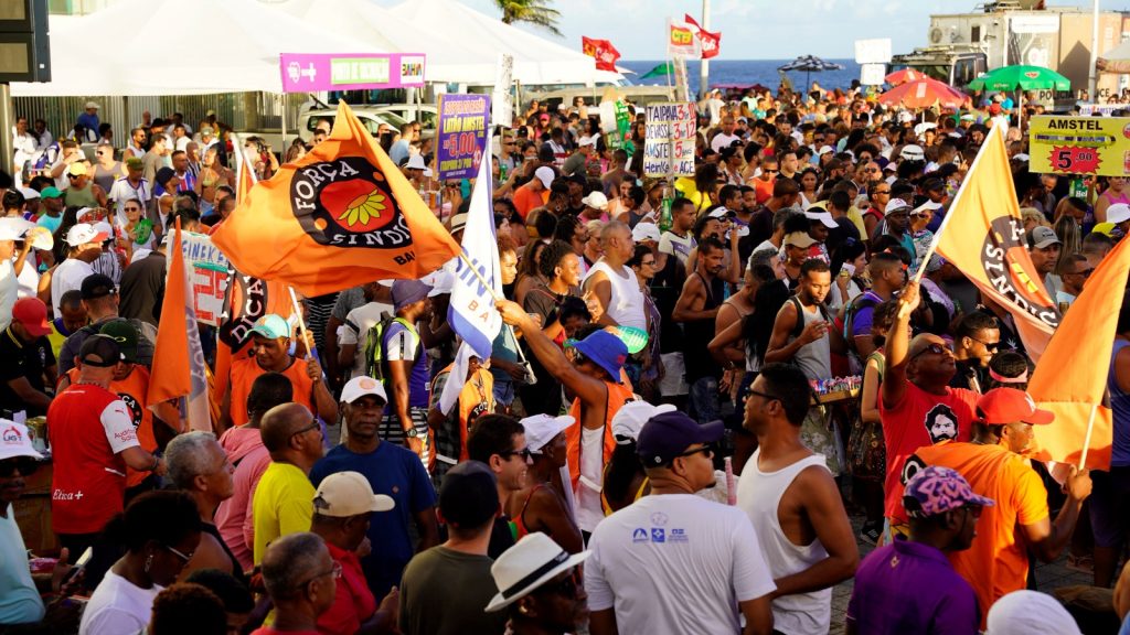 1º de Maio: centrais reúnem centenas de pessoas no Farol da Barra em Salvador