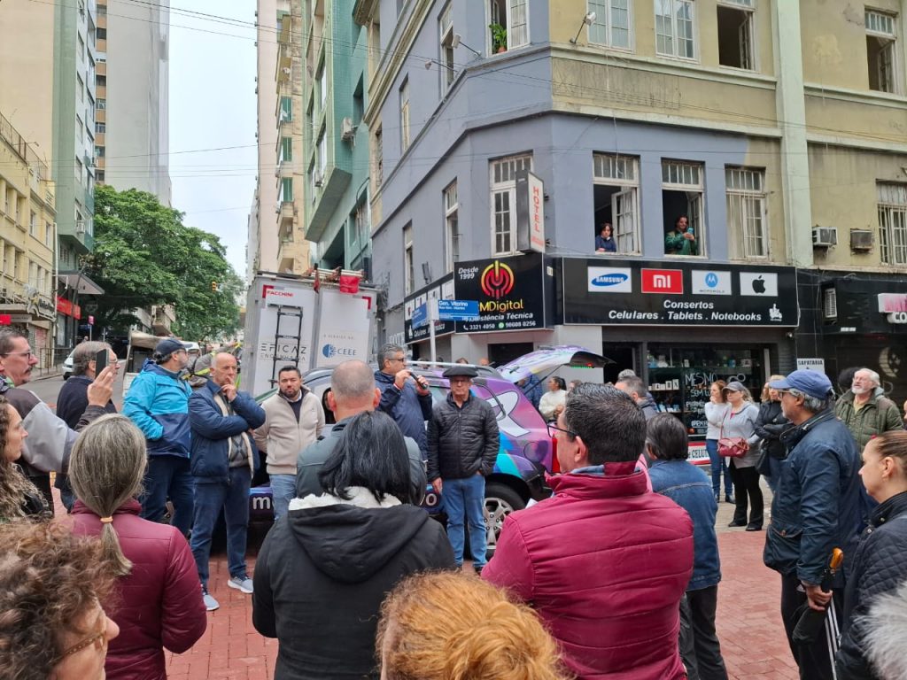 População pede volta da energia elétrica nas ruas de Porto Alegre