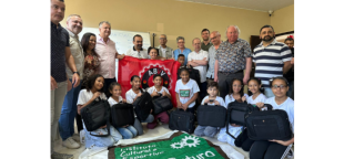 Metalúrgicos belgas doam notebooks a crianças e jovens do Meu Futuro