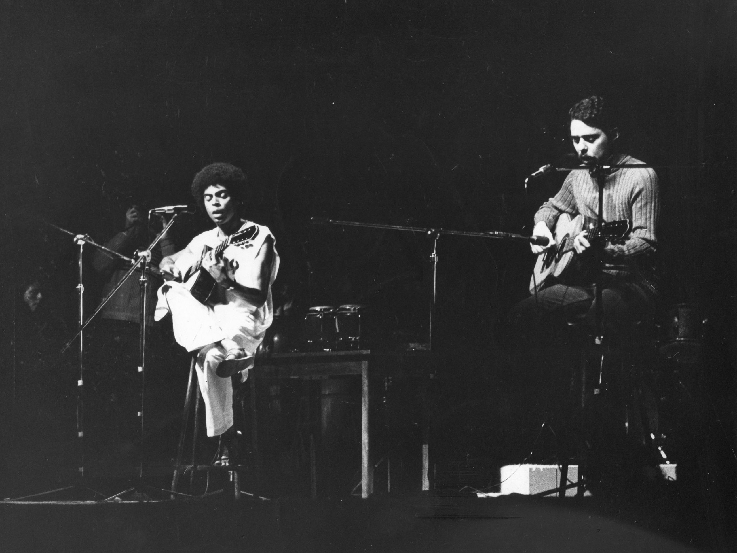 Chico e Gilberto Gil cantam Cálice, censurada pela ditadura, em 1973.