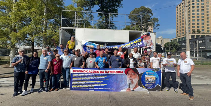 Motoristas SP realizam ato nos terminais de ônibus