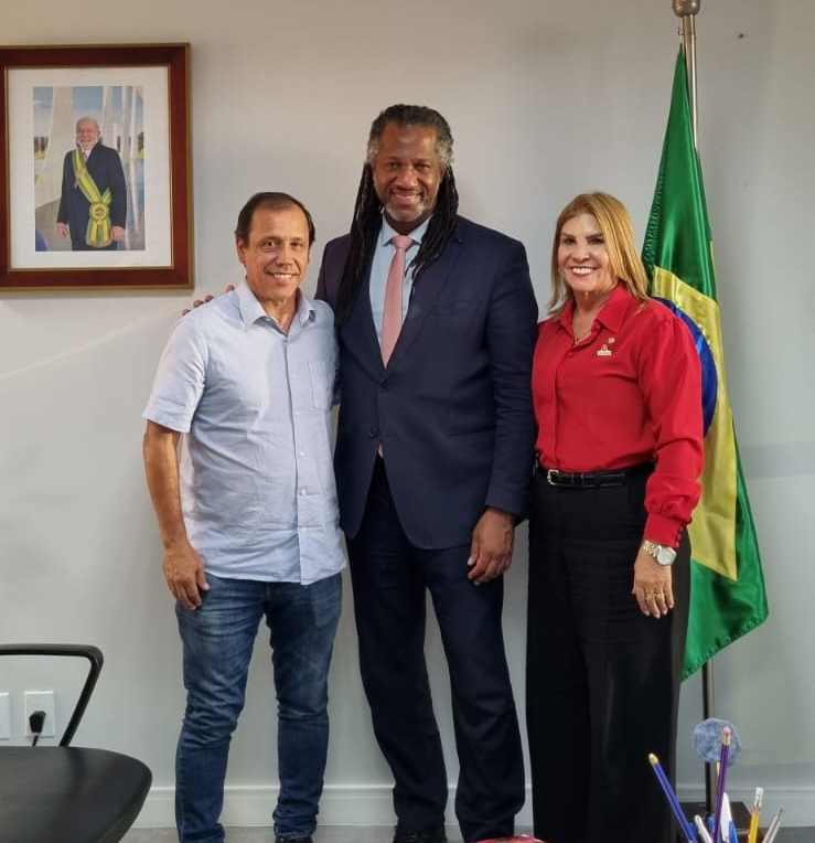 Milton Cavalo e Maria Antônia, do Sindnapi, com Alexandre da Silva, Secretário Nacional da Pessoa idosa.