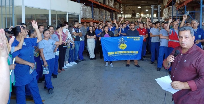 Elenildo, diretor do Sindicato dos Metalúrgicos de Guarulhos, em assembleia na fábrica.