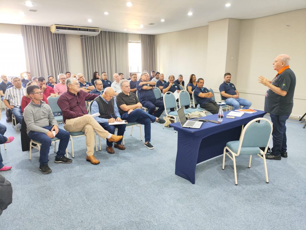 Sindicalistas do Paraná debatem fortalecimento das negociações coletivas