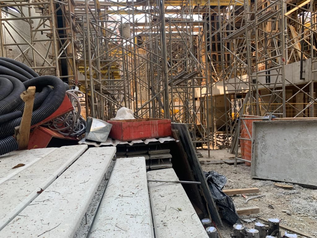 Novo recorde da população ocupada contou com trabalhos com e sem carteira assinada. O IBGE não divulgou quais setores da economia cresceram.