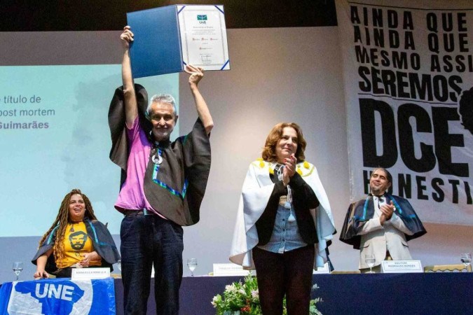 Honestino Guimarães: um líder estudantil silenciado pela ditadura militar. Sebastião Neto, seu primo, recebe o diploma post mortem da UnB/Foto: Luis Gustavo Prado/Secom UnB)