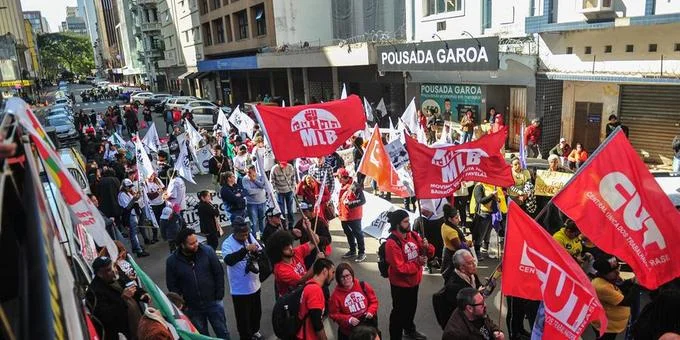 Centrais protestam em Porto Alegre pela redução dos juros