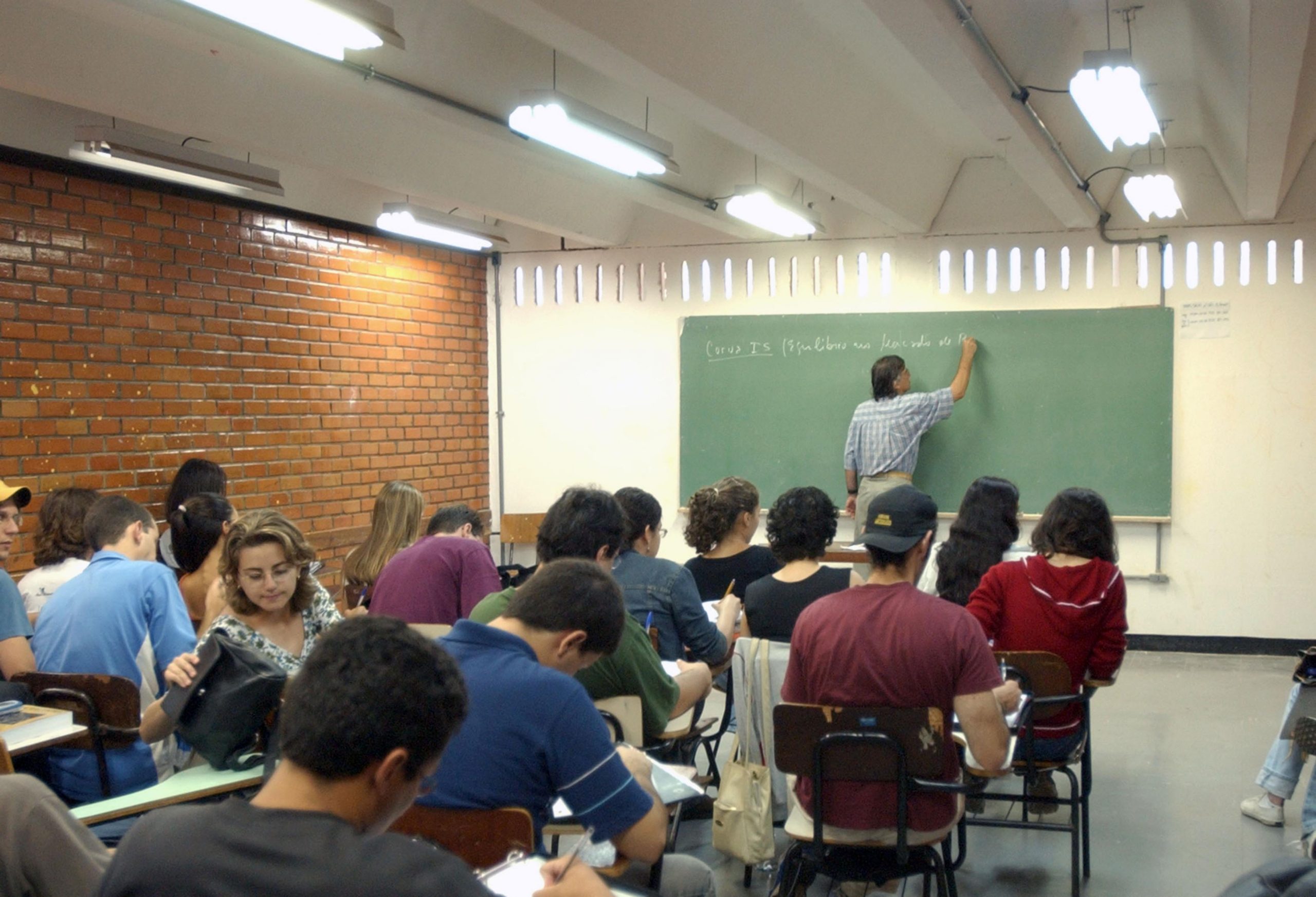 Ensino Médio: é fundamental que a educação leve crianças e jovens a gostarem de estudar e desejem melhorar de vida