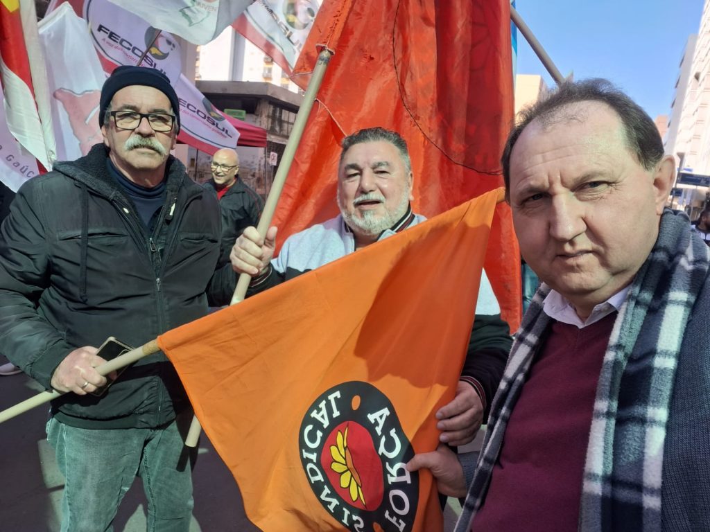 Representantes da Força Sindical no ato. Ao centro Claudio Correa