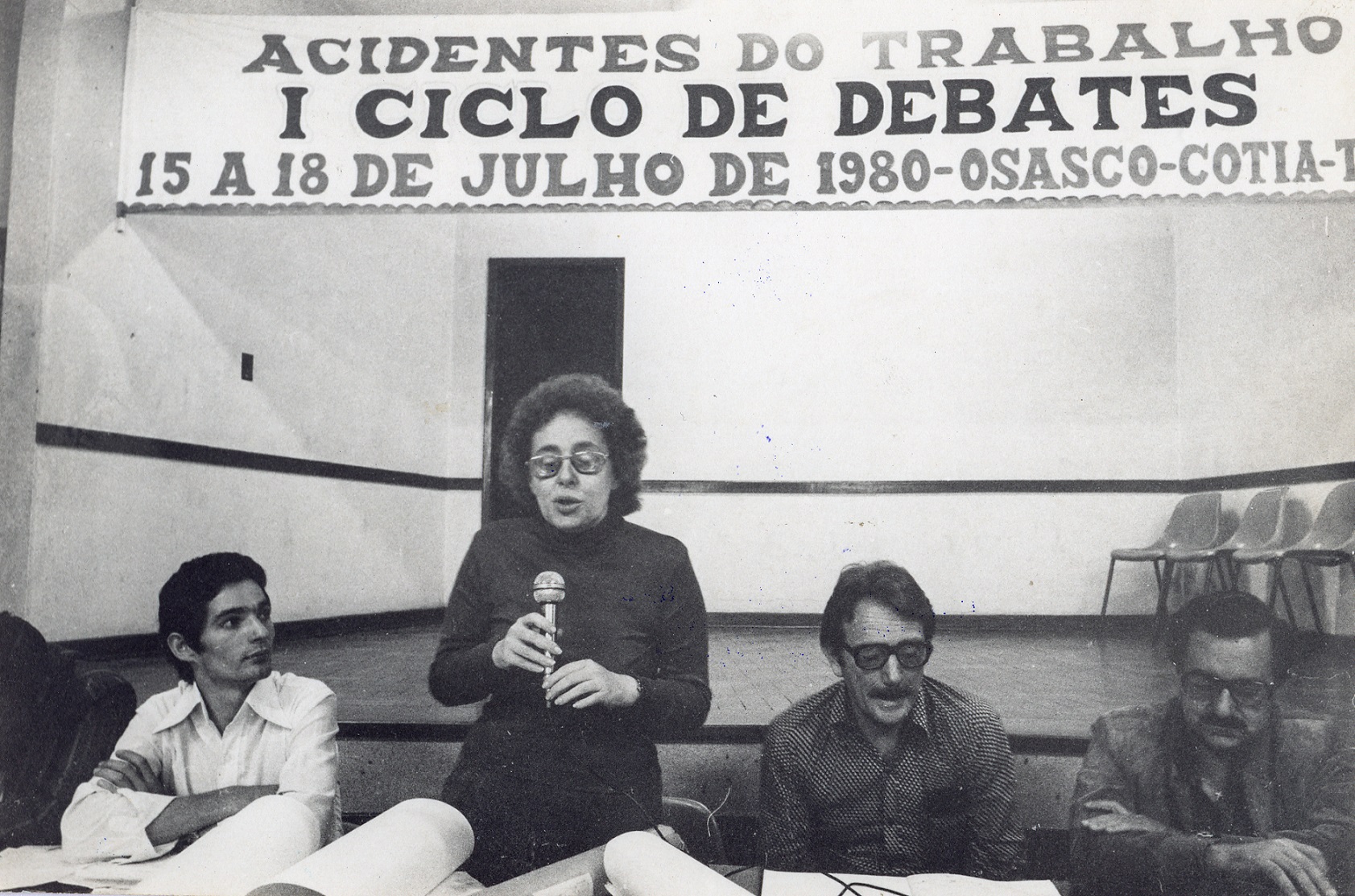 Metalúrgicos de Osasco: Ciclo de Debates sobre Saúde e Segurança do Trabalhador, 1980. Aparício Clemente é o primeiro à direita.