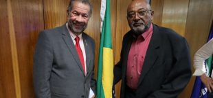 José Avelino com o ministro da Previdência Carlos Lupi na reunião do Conselho Nacional de Previdência Social