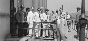 Getúlio Vargas, Raulino de Oliveira e Amaral Peixoto na inauguração do Alto Forno ll da CSN, em 20 de fevereiro de 1954. Foto: Fundação CSN
