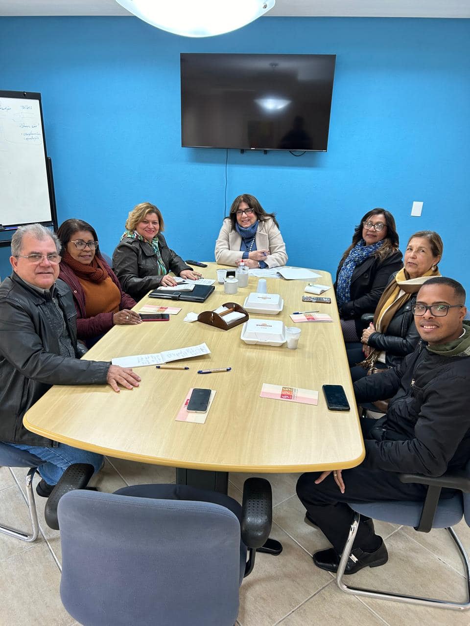 Marcia Alves, Nilvone Ferreira, Marilene Costa, Eliete Bispo, Alvaro Egea e Daniel Souza: vitória na negociação salarial do Sindvestuario de Guarulhos.