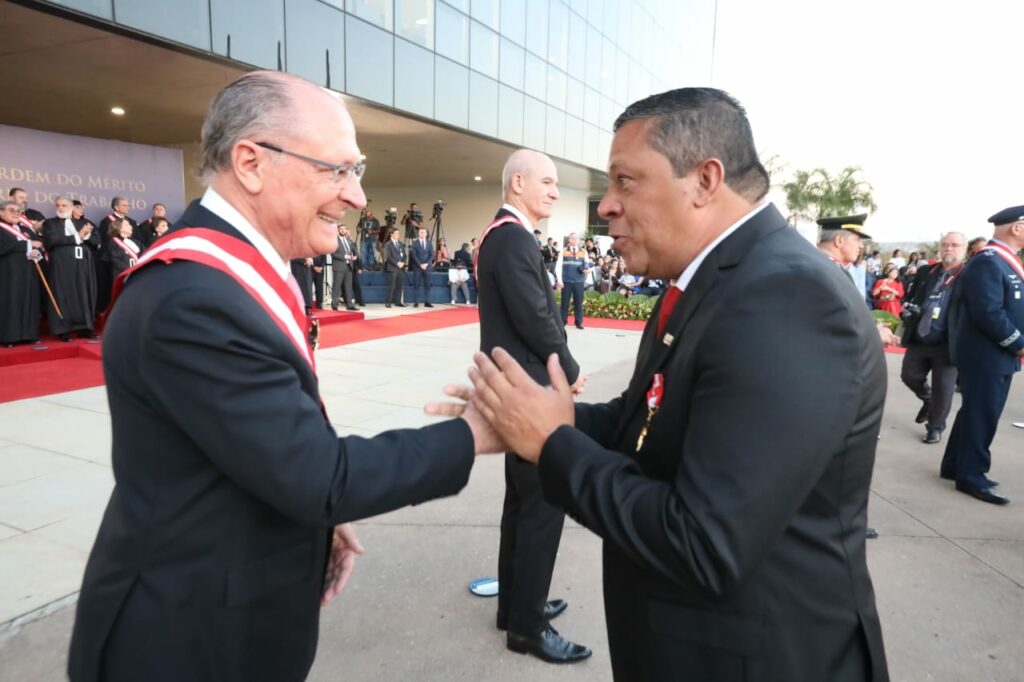 Adilson Araújo e Geraldo Alckmin na entrega da comenda do TST