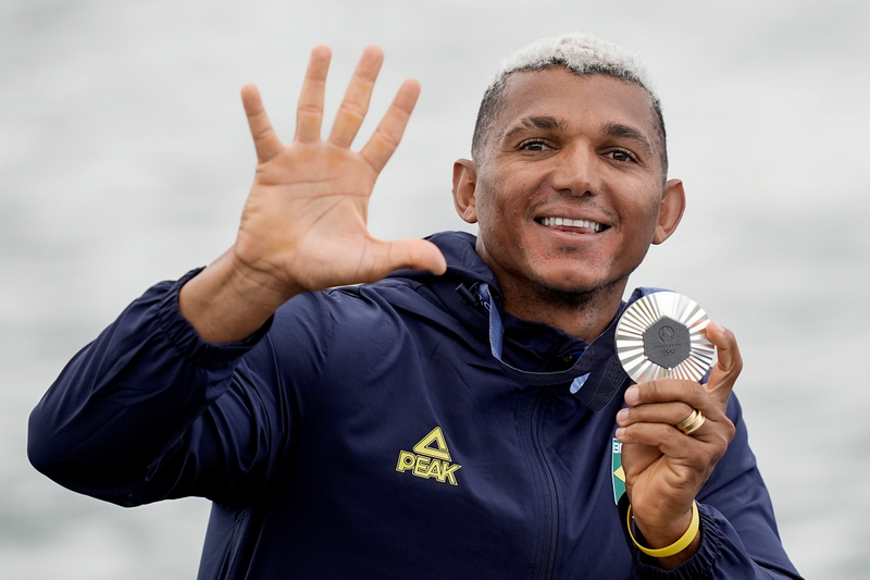 Canoagem: Isaquias Queiroz celebra a conquista da medalha de prata/Foto Alexandre Loureiro COB