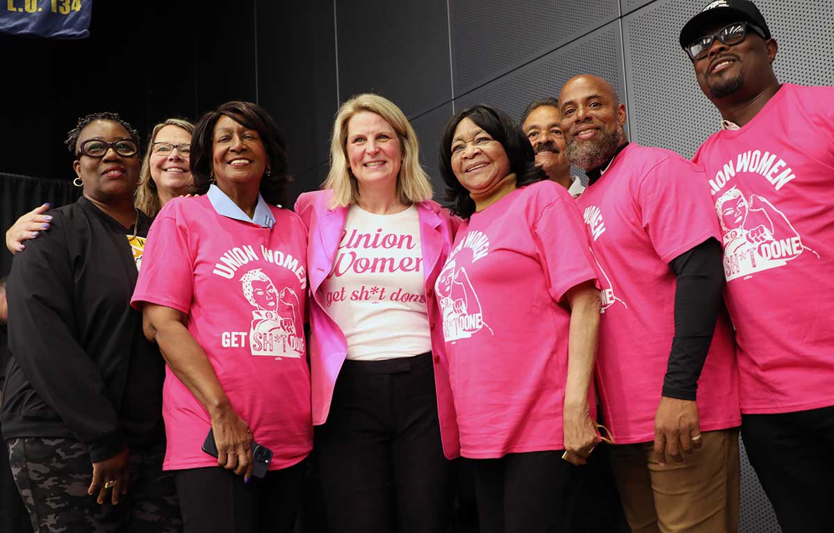 A presidente da AFL-CIO, Liz Shuler, com delegados da convenção do movimento trabalhista e outros participantes do evento Women in Labor. Foto: Taryn Fivek / People's World