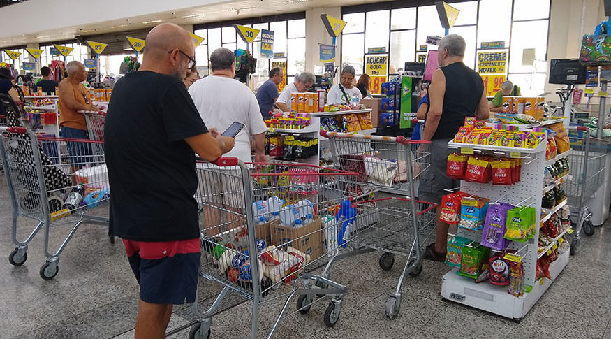 Influenciadas por hiper e supermercados, vendas no varejo recuam 1,0% em junho