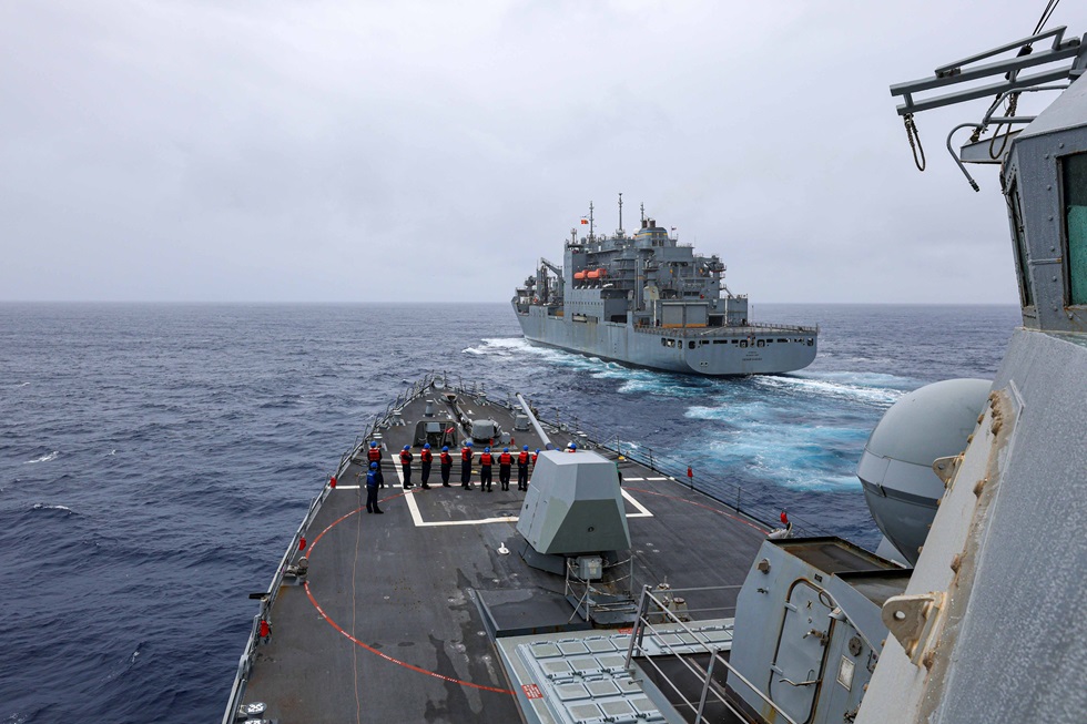 Um destróier de mísseis guiados e um navio de carga da Marinha dos EUA operam no Mar da China Oriental. A China acusou os EUA, que valem-se da experiência no Vietnã, de abusar do direito internacional com suas manobras militares no Pacífico ocidental. Foto: Justin Stack, Marinha dos EUA.