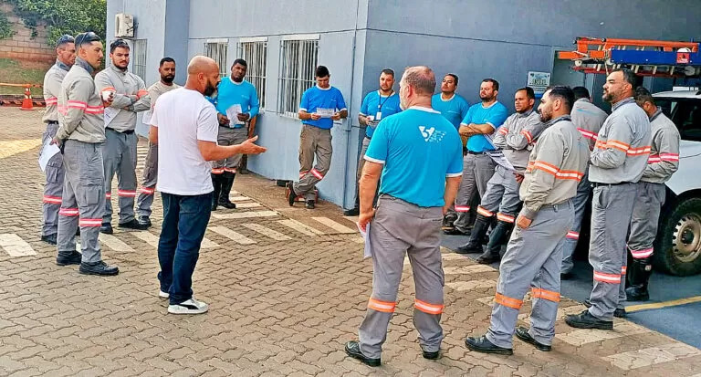 Diretores Beter e Kinder dirigem assembleia na base e Boituva