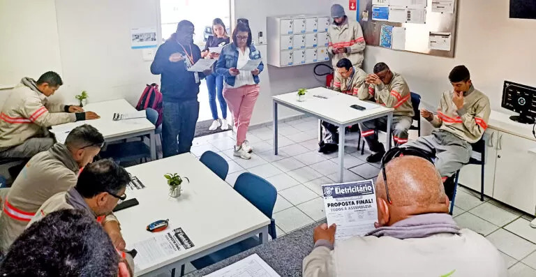 Diretores Renata, Paulo e Willians em assembleia na base de Vinhedo