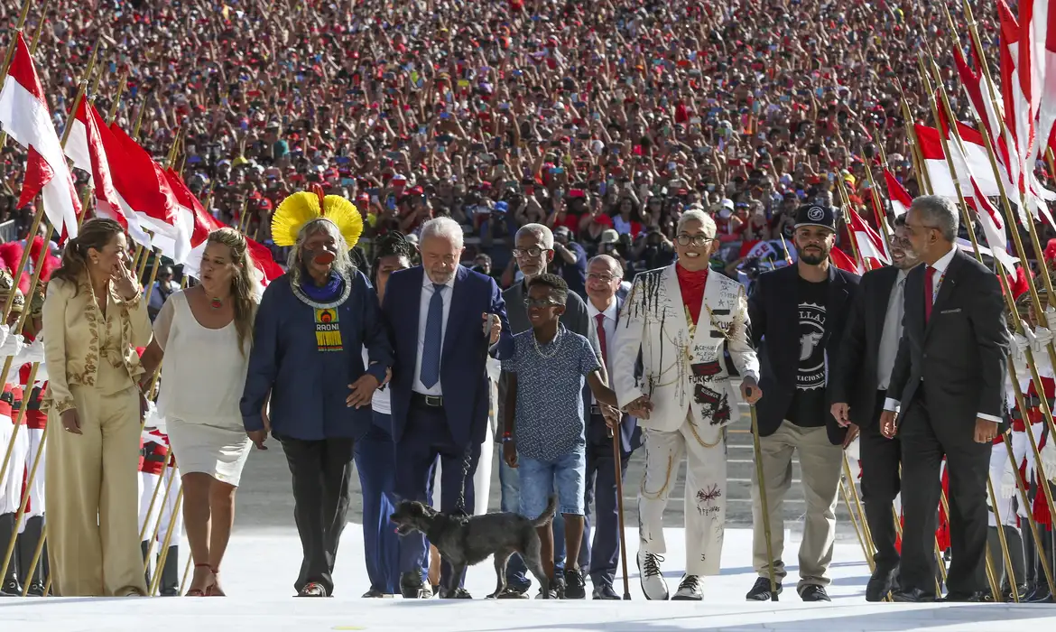 Luiz Inácio Lula da Silva sobe a rampa do dia de sua posse, em 1 de janeiro de 2023, com sua esposa Rosangela (Janja) e pessoas da sociedade civil.