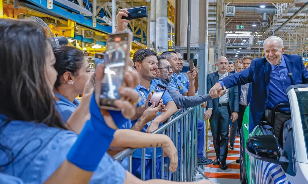 Lula com trabalhadores da Renaut/Foto Foto: Ricardo Stuckert/PR