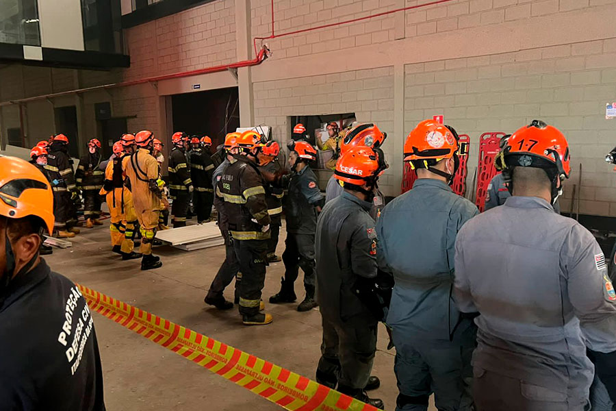 Bombeiros no local da tragédia, a fábrica Multiteiner. Foto: Corpo de Bombeiros