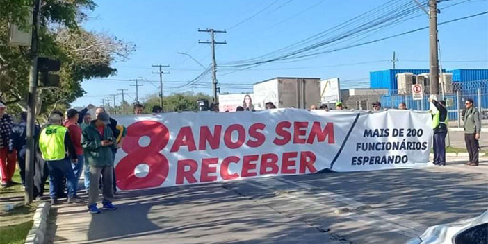 Rodoviários de Pelotas protestam em frente a empresa que deve indenizações há 8 anos