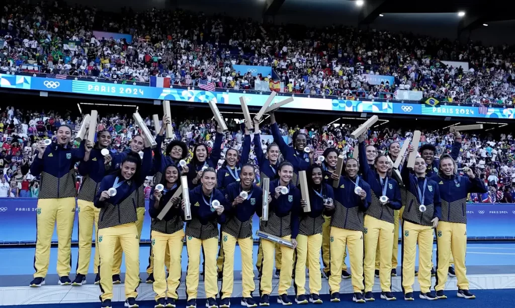 É prata! Seleção feminina de futebol com sua conquista!/Foto: Alexandre Loureiro/COB.