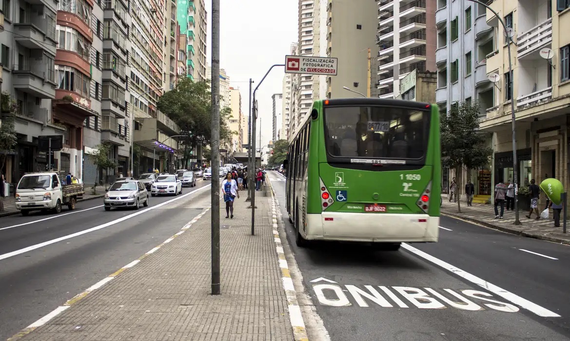 Corredor de ônibus em São Paulo e o sentido de realidade do eleitor