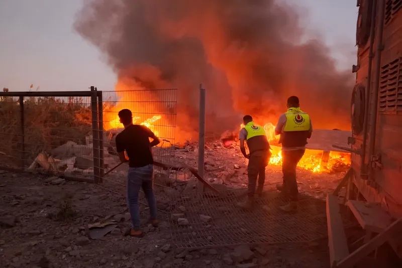 Equipes combatem fogo deixado por bombardeio israelense no sul do Líbano - Kawnat HAJU / AFP