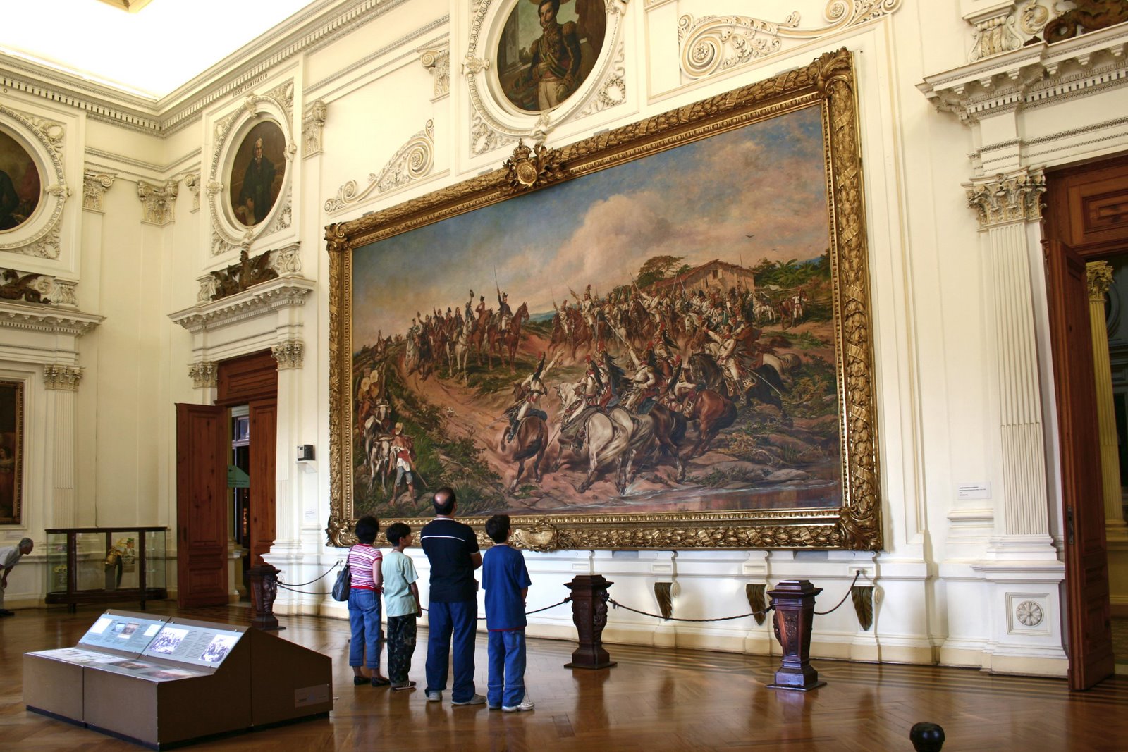 Família contempla o quadro Independência ou Morte, pintado pelo artista brasileiro Pedro Américo em 1888. A pintura é considerada a representação mais consagrada e difundida do momento da independência do Brasil. Foto: Governo de São Paulo.