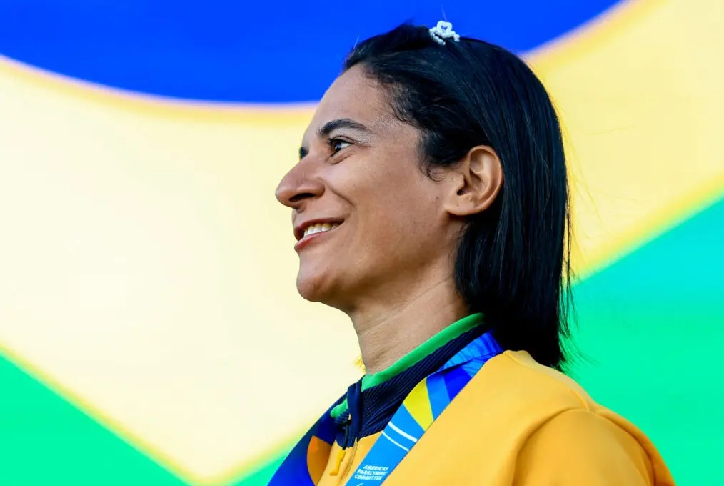 Jogos Paralímpicos: Jerusa Geber sorri e pódio durante hino nacional do Brasil no Parapan de Santiago 2023. Foto: Marcello Zambrana/CPB