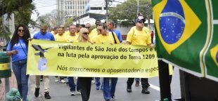 Em São José dos Campos (SP), vigilantes se manifestam pela aposentadoria especial