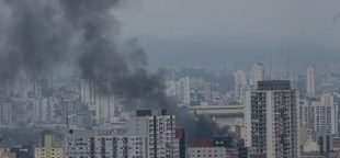 Sessenta e cinco bombeiros participam da operação para combater incêndio no Shopping 25 de Março