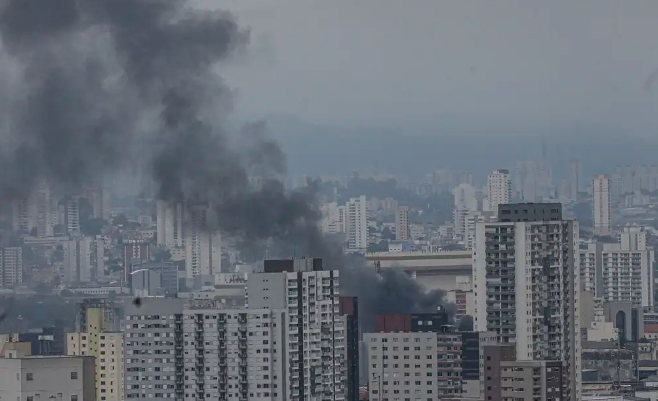 Sessenta e cinco bombeiros participam da operação para combater incêndio no Shopping 25 de Março