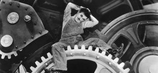 Tempos Modernos, de Charles Chaplin, exemplo da relação entre cinema e política