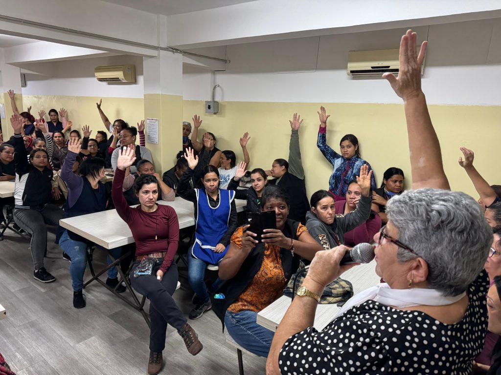 Maria Auxiliadora dos Santos, presidente do Sindbrinq liderou assembleia com os trabalhadores e da Elka Plástico