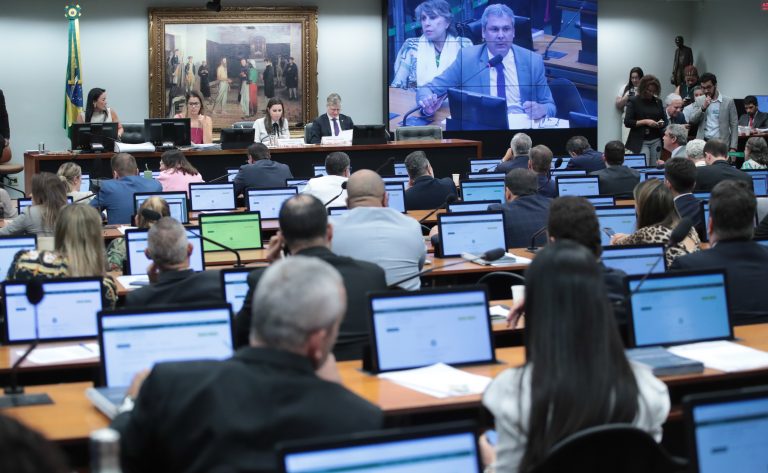 CCJ aprova proposta que permite Congresso suspender decisão do STF