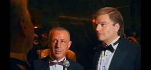 Filme: O Aprendiz. Jeremy Strong como Roy Cohn e Sebastian Stan como Donald Trump. Foto: reprodução.