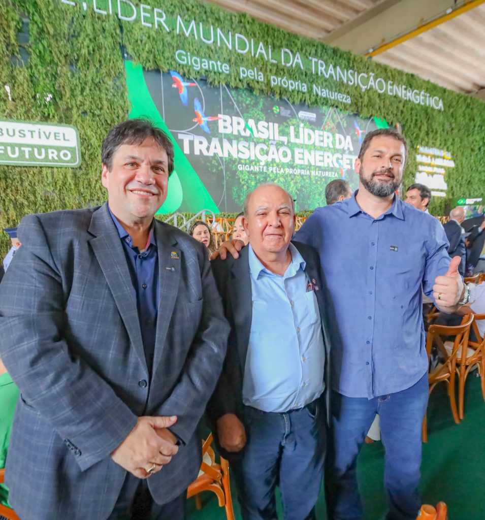 Participaram da cerimônia , Eduardo Anunciatto (Chicão),  presidente do Sindicato dos Eletricitários de São Paulo,  Miguel Torres, presidente da Força Sindical e Aroaldo Oliveira da Silva, presidente da IndustriALL Brasil